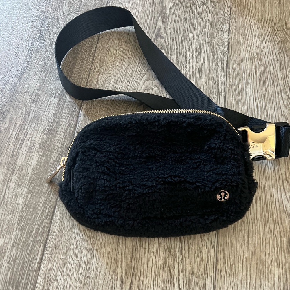 Lululemon Sherpa everywhere belt bag